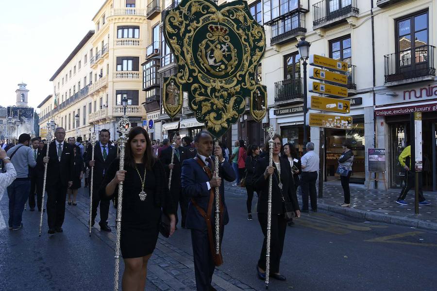 Faltaban escasos minutos para las tres de la tarde cuando la dolorosa que hace trescientos años tallara Risueño llegaba al altar donde será coronada canónicamente la mañana de este sábado 13 de octubre