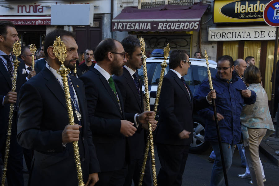 Faltaban escasos minutos para las tres de la tarde cuando la dolorosa que hace trescientos años tallara Risueño llegaba al altar donde será coronada canónicamente la mañana de este sábado 13 de octubre