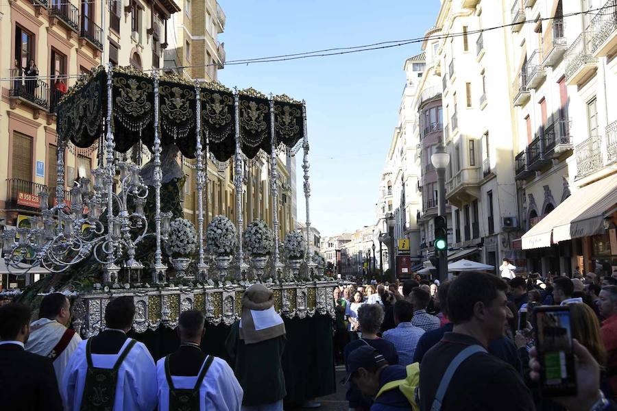 Faltaban escasos minutos para las tres de la tarde cuando la dolorosa que hace trescientos años tallara Risueño llegaba al altar donde será coronada canónicamente la mañana de este sábado 13 de octubre