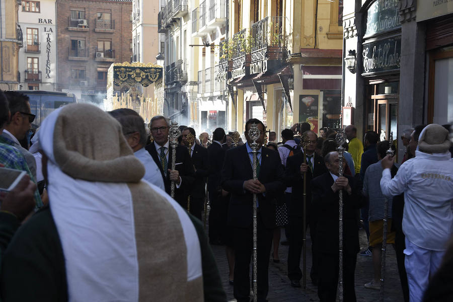 Faltaban escasos minutos para las tres de la tarde cuando la dolorosa que hace trescientos años tallara Risueño llegaba al altar donde será coronada canónicamente la mañana de este sábado 13 de octubre