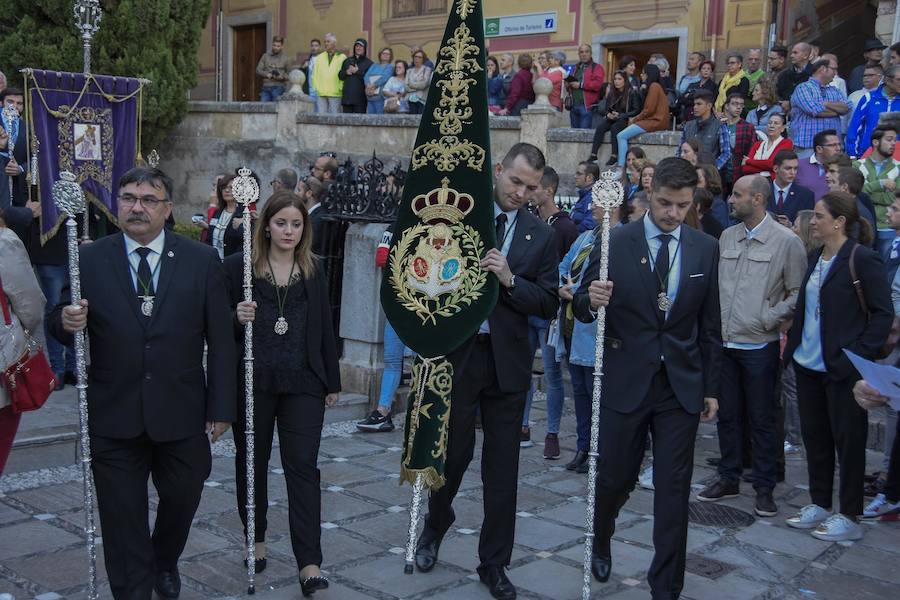 Faltaban escasos minutos para las tres de la tarde cuando la dolorosa que hace trescientos años tallara Risueño llegaba al altar donde será coronada canónicamente la mañana de este sábado 13 de octubre