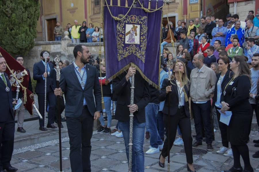 Faltaban escasos minutos para las tres de la tarde cuando la dolorosa que hace trescientos años tallara Risueño llegaba al altar donde será coronada canónicamente la mañana de este sábado 13 de octubre