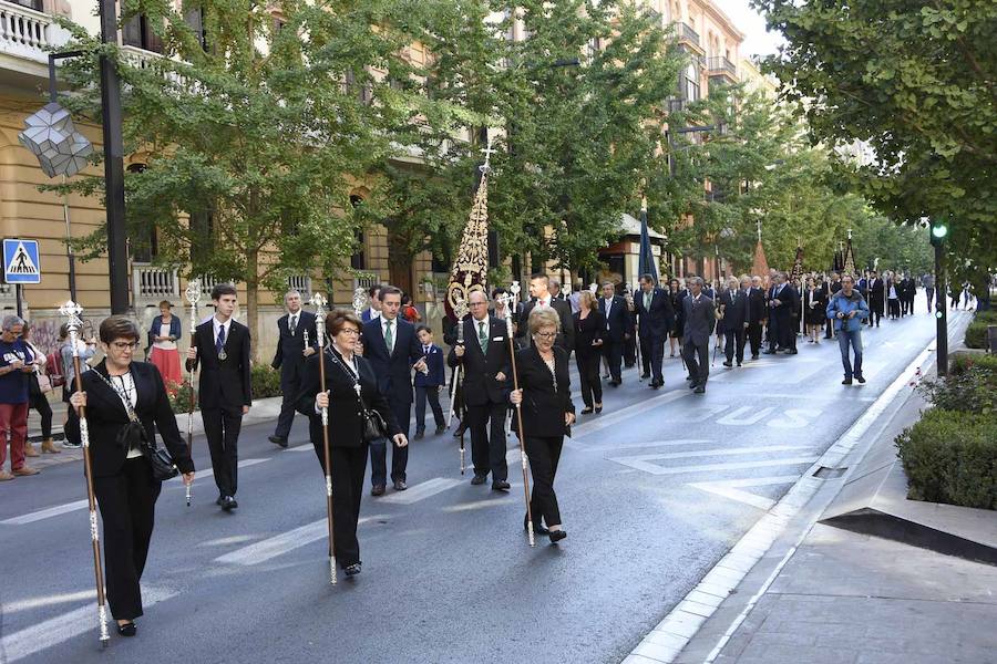 Faltaban escasos minutos para las tres de la tarde cuando la dolorosa que hace trescientos años tallara Risueño llegaba al altar donde será coronada canónicamente la mañana de este sábado 13 de octubre