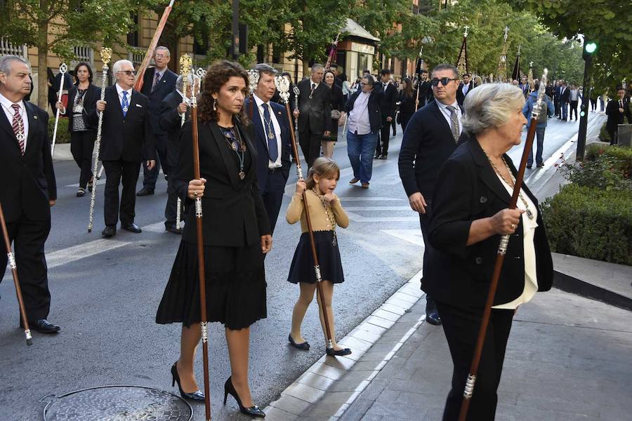 Faltaban escasos minutos para las tres de la tarde cuando la dolorosa que hace trescientos años tallara Risueño llegaba al altar donde será coronada canónicamente la mañana de este sábado 13 de octubre