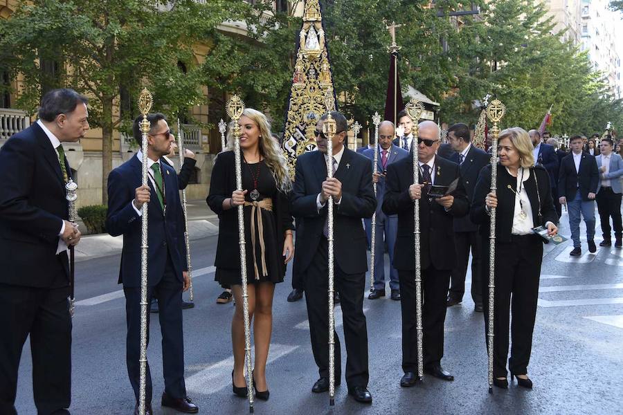 Faltaban escasos minutos para las tres de la tarde cuando la dolorosa que hace trescientos años tallara Risueño llegaba al altar donde será coronada canónicamente la mañana de este sábado 13 de octubre