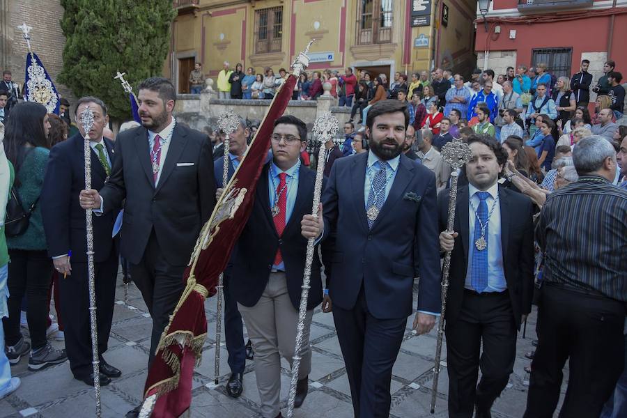 Faltaban escasos minutos para las tres de la tarde cuando la dolorosa que hace trescientos años tallara Risueño llegaba al altar donde será coronada canónicamente la mañana de este sábado 13 de octubre