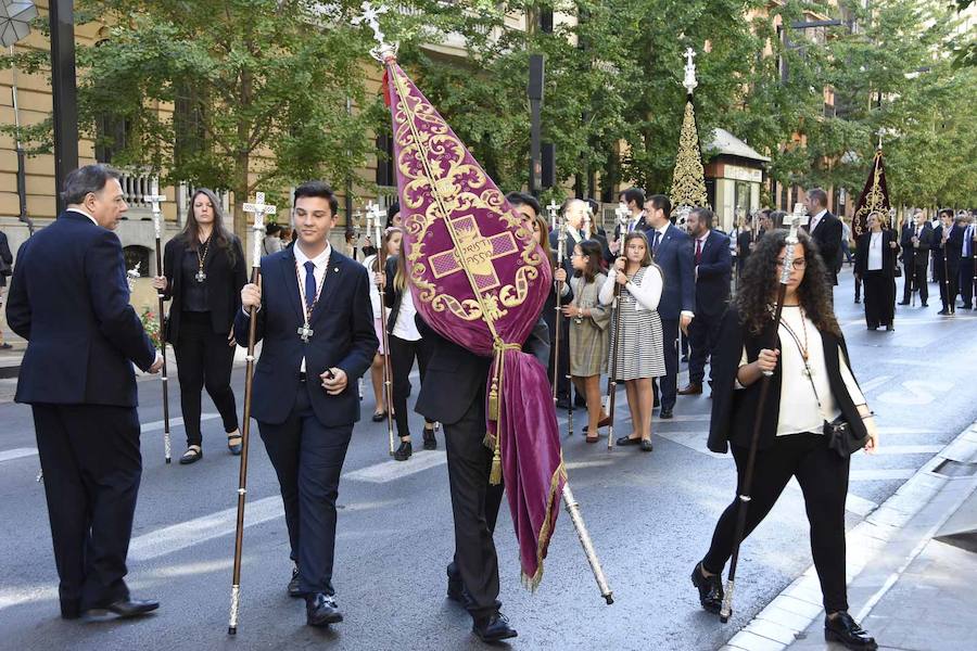 Faltaban escasos minutos para las tres de la tarde cuando la dolorosa que hace trescientos años tallara Risueño llegaba al altar donde será coronada canónicamente la mañana de este sábado 13 de octubre