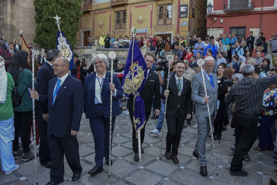 Faltaban escasos minutos para las tres de la tarde cuando la dolorosa que hace trescientos años tallara Risueño llegaba al altar donde será coronada canónicamente la mañana de este sábado 13 de octubre