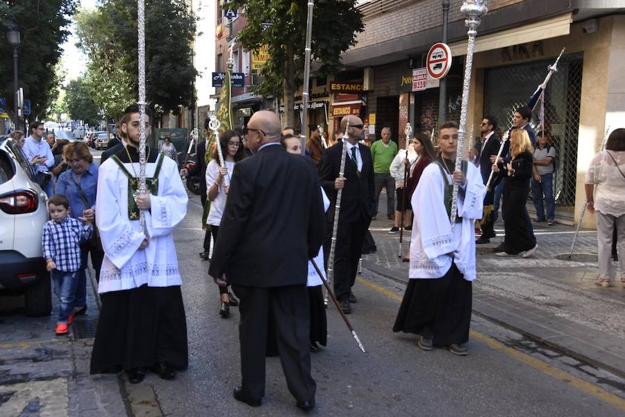 Faltaban escasos minutos para las tres de la tarde cuando la dolorosa que hace trescientos años tallara Risueño llegaba al altar donde será coronada canónicamente la mañana de este sábado 13 de octubre