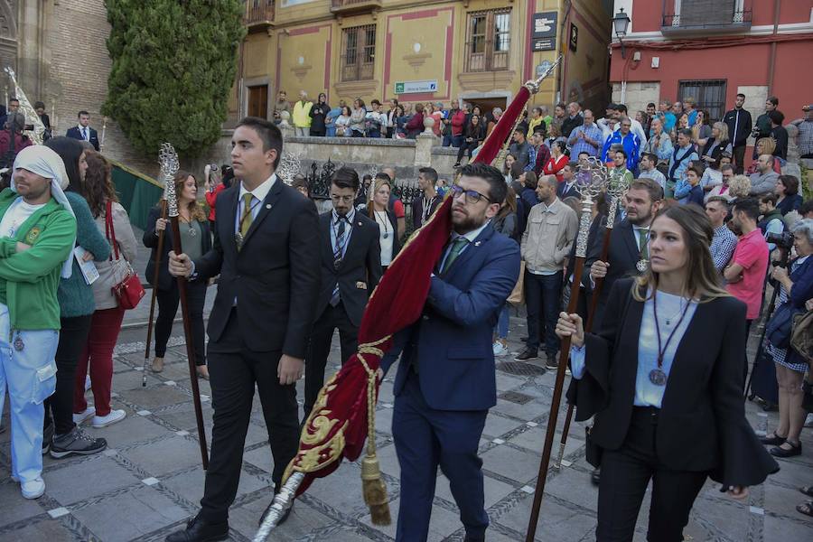 Faltaban escasos minutos para las tres de la tarde cuando la dolorosa que hace trescientos años tallara Risueño llegaba al altar donde será coronada canónicamente la mañana de este sábado 13 de octubre