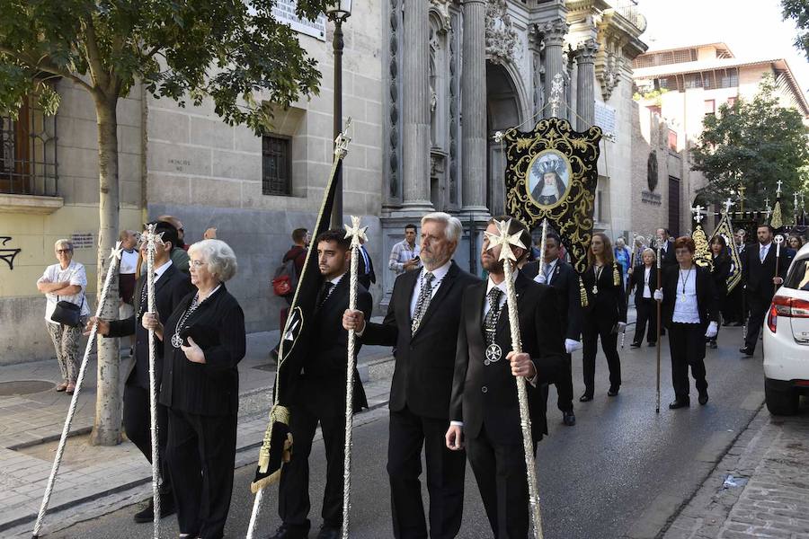 Faltaban escasos minutos para las tres de la tarde cuando la dolorosa que hace trescientos años tallara Risueño llegaba al altar donde será coronada canónicamente la mañana de este sábado 13 de octubre