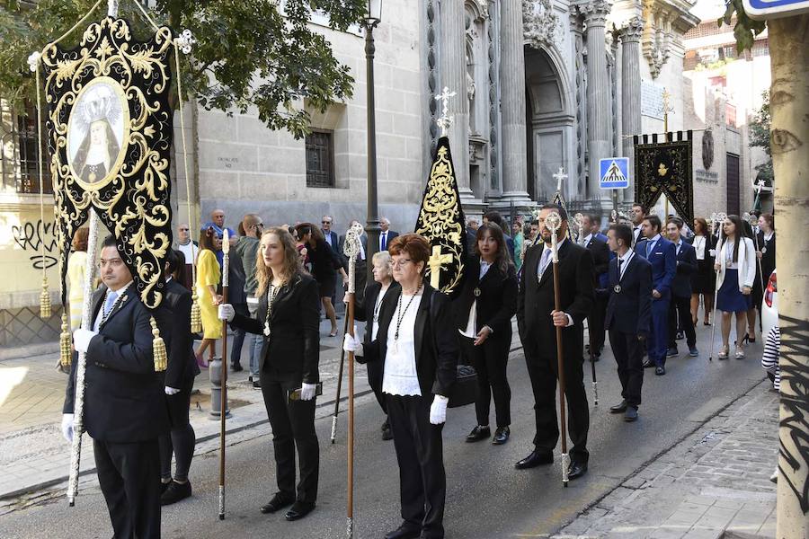 Faltaban escasos minutos para las tres de la tarde cuando la dolorosa que hace trescientos años tallara Risueño llegaba al altar donde será coronada canónicamente la mañana de este sábado 13 de octubre