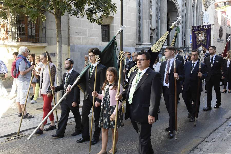 Faltaban escasos minutos para las tres de la tarde cuando la dolorosa que hace trescientos años tallara Risueño llegaba al altar donde será coronada canónicamente la mañana de este sábado 13 de octubre