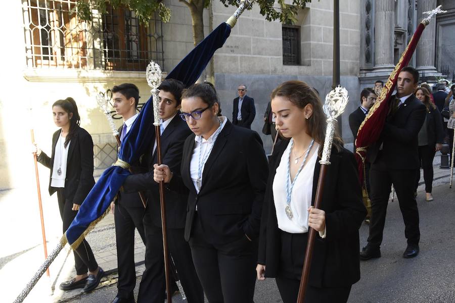 Faltaban escasos minutos para las tres de la tarde cuando la dolorosa que hace trescientos años tallara Risueño llegaba al altar donde será coronada canónicamente la mañana de este sábado 13 de octubre