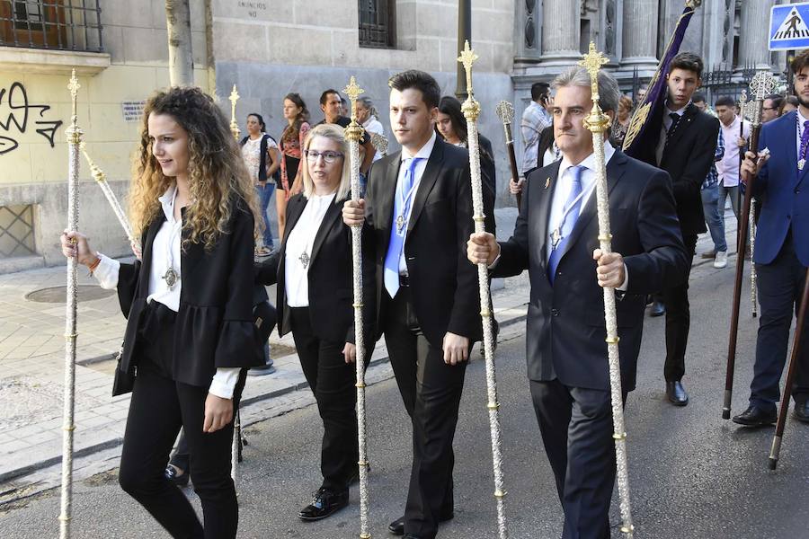 Faltaban escasos minutos para las tres de la tarde cuando la dolorosa que hace trescientos años tallara Risueño llegaba al altar donde será coronada canónicamente la mañana de este sábado 13 de octubre