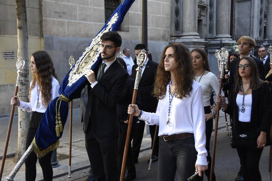 Faltaban escasos minutos para las tres de la tarde cuando la dolorosa que hace trescientos años tallara Risueño llegaba al altar donde será coronada canónicamente la mañana de este sábado 13 de octubre