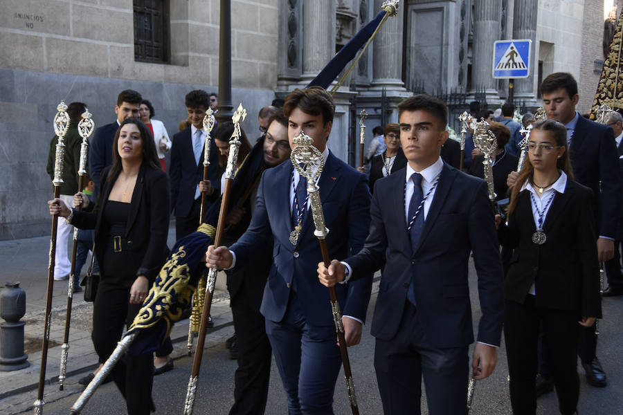 Faltaban escasos minutos para las tres de la tarde cuando la dolorosa que hace trescientos años tallara Risueño llegaba al altar donde será coronada canónicamente la mañana de este sábado 13 de octubre