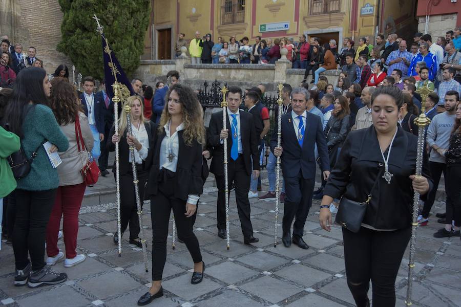 Faltaban escasos minutos para las tres de la tarde cuando la dolorosa que hace trescientos años tallara Risueño llegaba al altar donde será coronada canónicamente la mañana de este sábado 13 de octubre