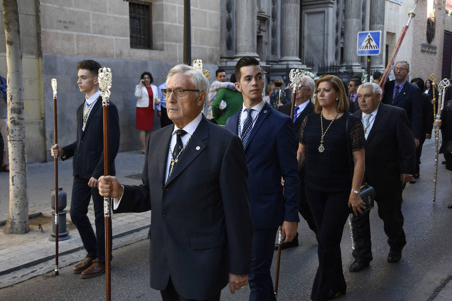 Faltaban escasos minutos para las tres de la tarde cuando la dolorosa que hace trescientos años tallara Risueño llegaba al altar donde será coronada canónicamente la mañana de este sábado 13 de octubre