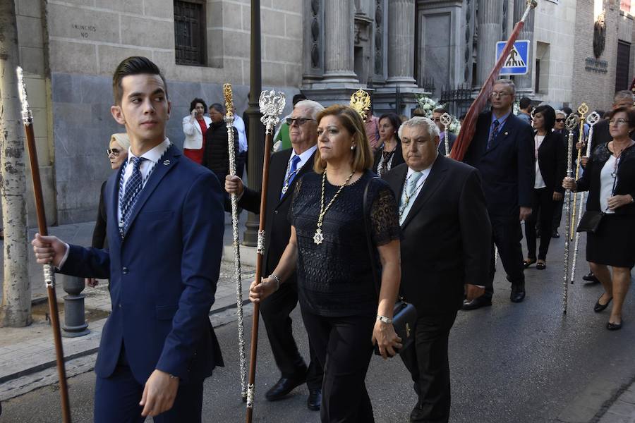 Faltaban escasos minutos para las tres de la tarde cuando la dolorosa que hace trescientos años tallara Risueño llegaba al altar donde será coronada canónicamente la mañana de este sábado 13 de octubre