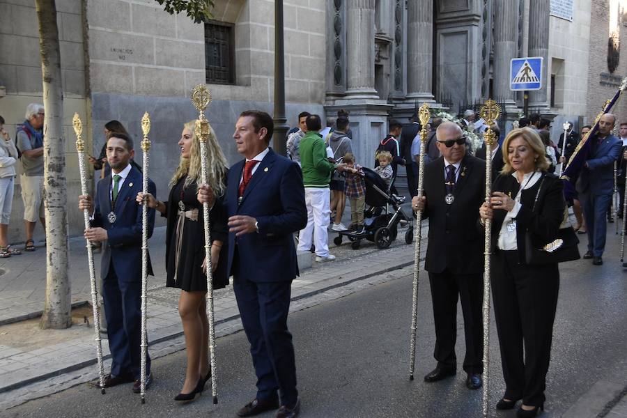 Faltaban escasos minutos para las tres de la tarde cuando la dolorosa que hace trescientos años tallara Risueño llegaba al altar donde será coronada canónicamente la mañana de este sábado 13 de octubre