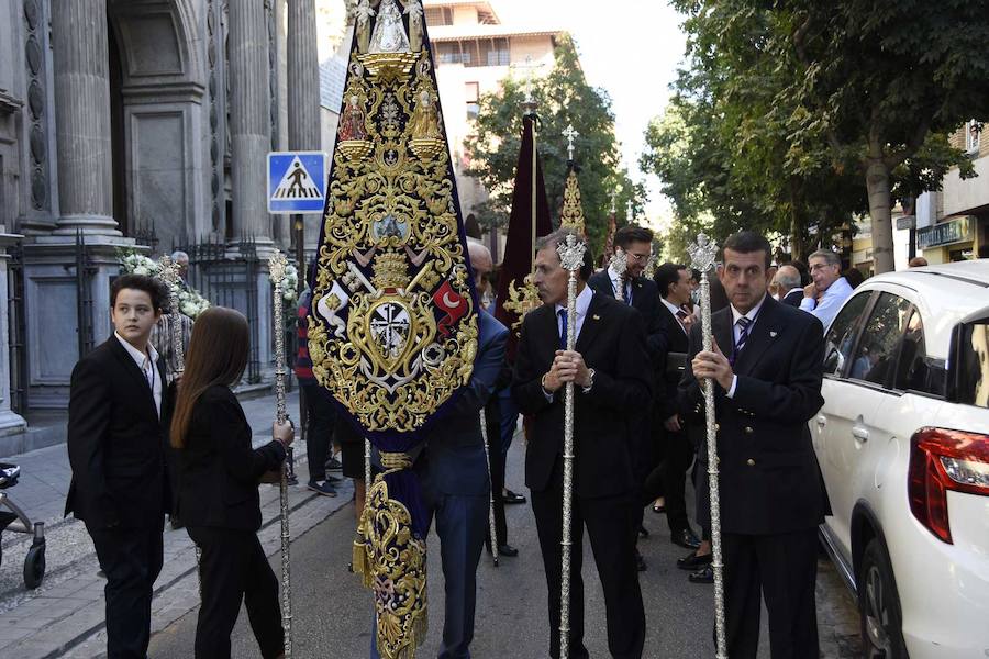 Faltaban escasos minutos para las tres de la tarde cuando la dolorosa que hace trescientos años tallara Risueño llegaba al altar donde será coronada canónicamente la mañana de este sábado 13 de octubre