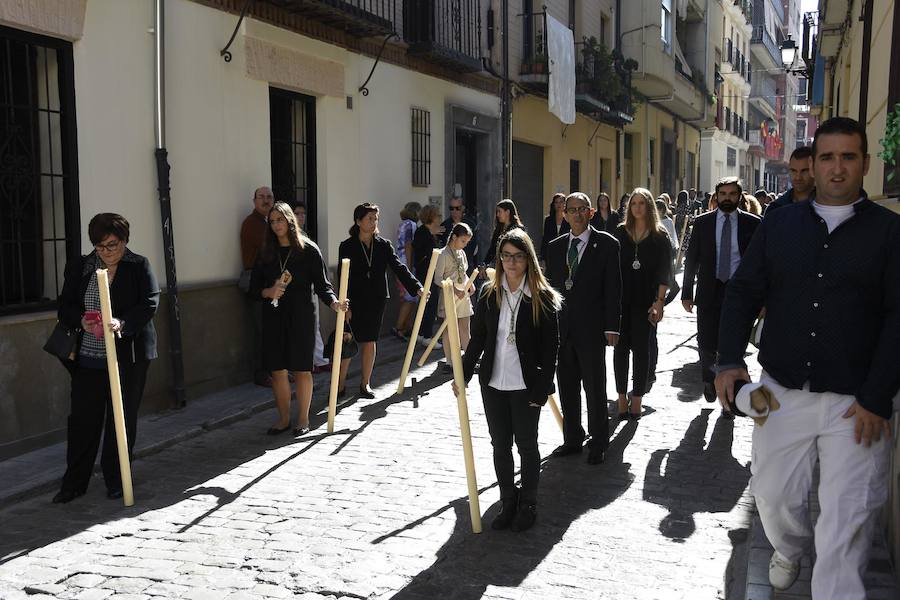 Faltaban escasos minutos para las tres de la tarde cuando la dolorosa que hace trescientos años tallara Risueño llegaba al altar donde será coronada canónicamente la mañana de este sábado 13 de octubre