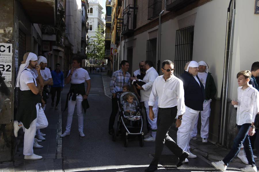 Faltaban escasos minutos para las tres de la tarde cuando la dolorosa que hace trescientos años tallara Risueño llegaba al altar donde será coronada canónicamente la mañana de este sábado 13 de octubre