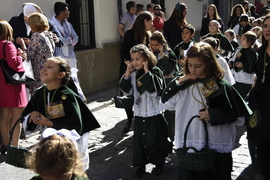 Faltaban escasos minutos para las tres de la tarde cuando la dolorosa que hace trescientos años tallara Risueño llegaba al altar donde será coronada canónicamente la mañana de este sábado 13 de octubre