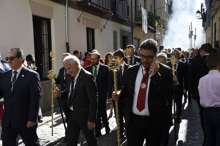 Faltaban escasos minutos para las tres de la tarde cuando la dolorosa que hace trescientos años tallara Risueño llegaba al altar donde será coronada canónicamente la mañana de este sábado 13 de octubre