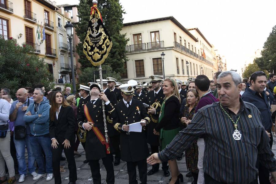 Faltaban escasos minutos para las tres de la tarde cuando la dolorosa que hace trescientos años tallara Risueño llegaba al altar donde será coronada canónicamente la mañana de este sábado 13 de octubre