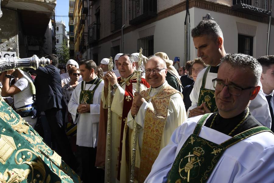 Faltaban escasos minutos para las tres de la tarde cuando la dolorosa que hace trescientos años tallara Risueño llegaba al altar donde será coronada canónicamente la mañana de este sábado 13 de octubre