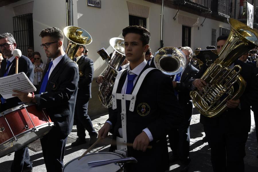 Faltaban escasos minutos para las tres de la tarde cuando la dolorosa que hace trescientos años tallara Risueño llegaba al altar donde será coronada canónicamente la mañana de este sábado 13 de octubre