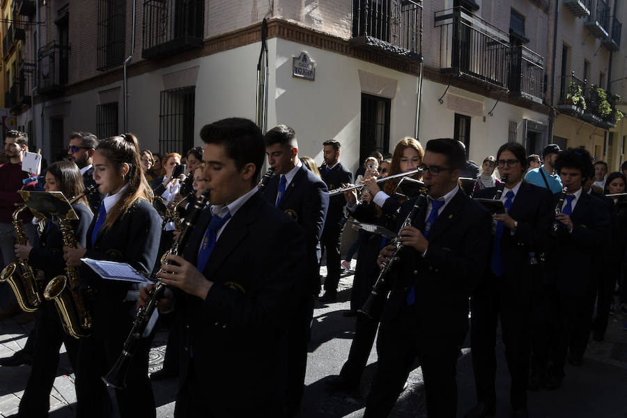 Faltaban escasos minutos para las tres de la tarde cuando la dolorosa que hace trescientos años tallara Risueño llegaba al altar donde será coronada canónicamente la mañana de este sábado 13 de octubre