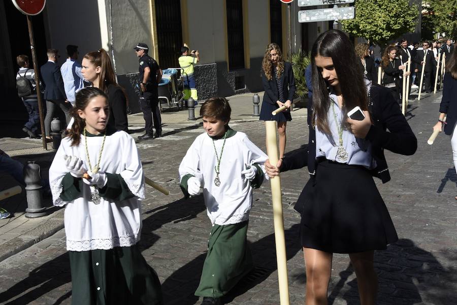 Faltaban escasos minutos para las tres de la tarde cuando la dolorosa que hace trescientos años tallara Risueño llegaba al altar donde será coronada canónicamente la mañana de este sábado 13 de octubre