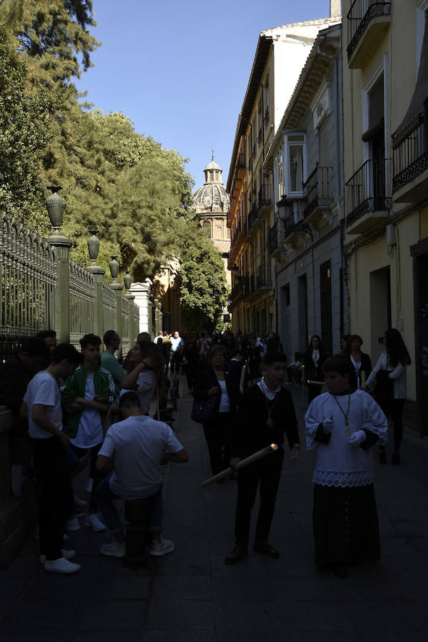 Faltaban escasos minutos para las tres de la tarde cuando la dolorosa que hace trescientos años tallara Risueño llegaba al altar donde será coronada canónicamente la mañana de este sábado 13 de octubre