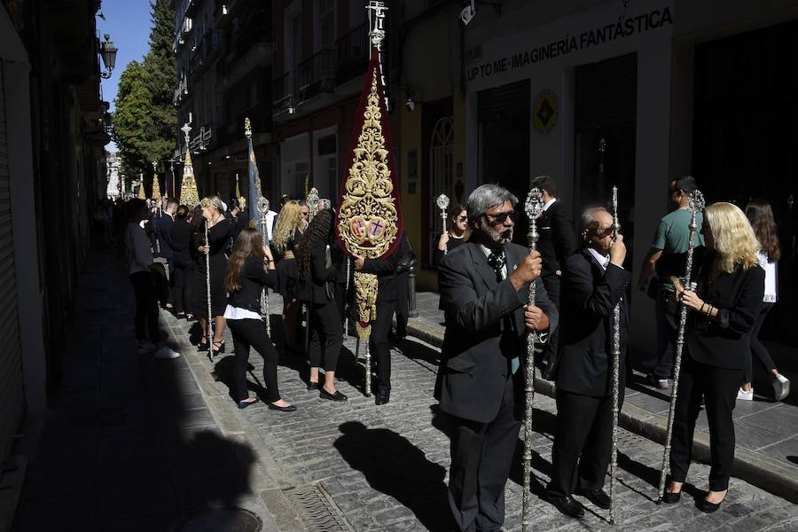 Faltaban escasos minutos para las tres de la tarde cuando la dolorosa que hace trescientos años tallara Risueño llegaba al altar donde será coronada canónicamente la mañana de este sábado 13 de octubre