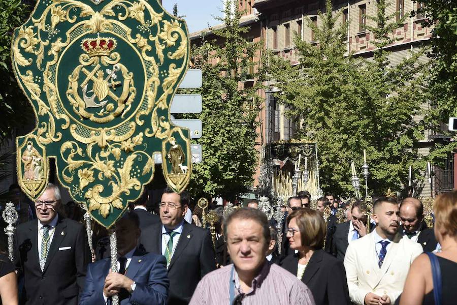 Faltaban escasos minutos para las tres de la tarde cuando la dolorosa que hace trescientos años tallara Risueño llegaba al altar donde será coronada canónicamente la mañana de este sábado 13 de octubre