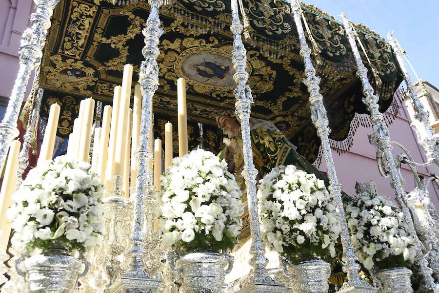 Faltaban escasos minutos para las tres de la tarde cuando la dolorosa que hace trescientos años tallara Risueño llegaba al altar donde será coronada canónicamente la mañana de este sábado 13 de octubre