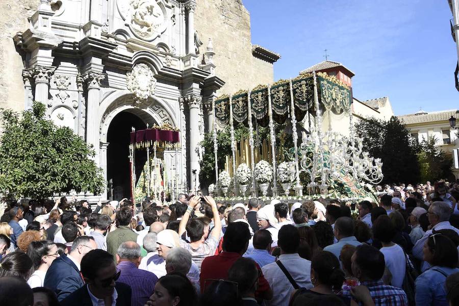 Faltaban escasos minutos para las tres de la tarde cuando la dolorosa que hace trescientos años tallara Risueño llegaba al altar donde será coronada canónicamente la mañana de este sábado 13 de octubre