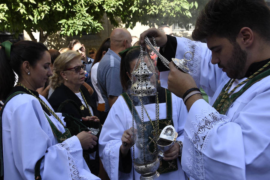 Faltaban escasos minutos para las tres de la tarde cuando la dolorosa que hace trescientos años tallara Risueño llegaba al altar donde será coronada canónicamente la mañana de este sábado 13 de octubre