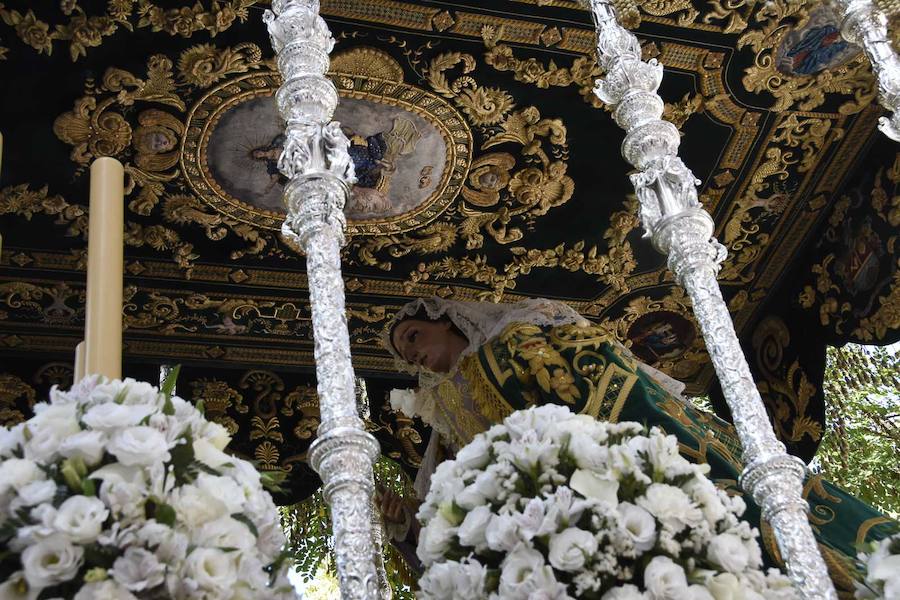 Faltaban escasos minutos para las tres de la tarde cuando la dolorosa que hace trescientos años tallara Risueño llegaba al altar donde será coronada canónicamente la mañana de este sábado 13 de octubre