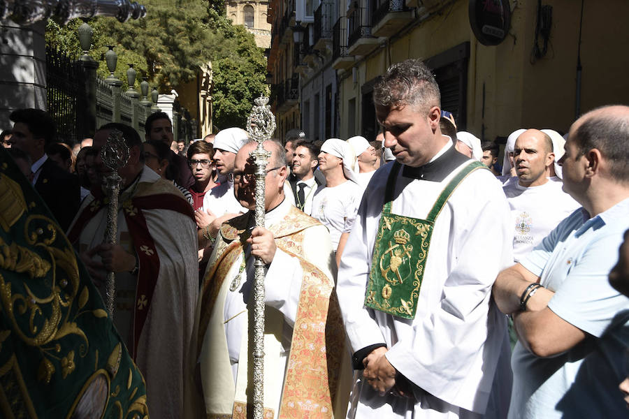 Faltaban escasos minutos para las tres de la tarde cuando la dolorosa que hace trescientos años tallara Risueño llegaba al altar donde será coronada canónicamente la mañana de este sábado 13 de octubre