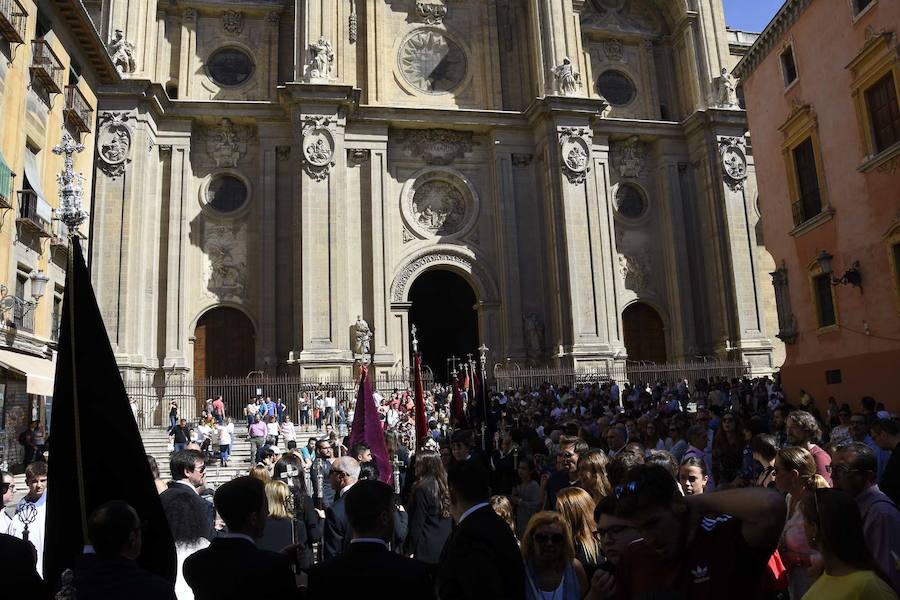 Faltaban escasos minutos para las tres de la tarde cuando la dolorosa que hace trescientos años tallara Risueño llegaba al altar donde será coronada canónicamente la mañana de este sábado 13 de octubre