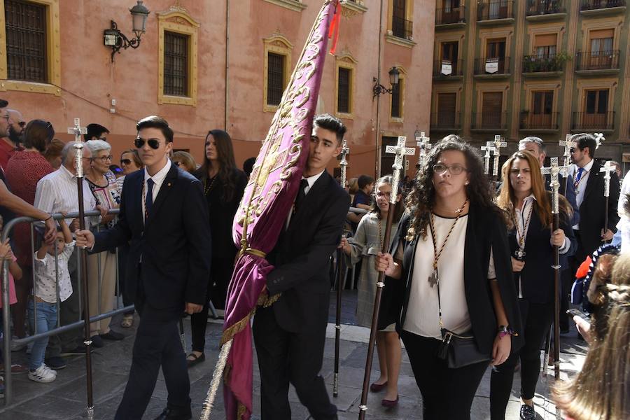 Faltaban escasos minutos para las tres de la tarde cuando la dolorosa que hace trescientos años tallara Risueño llegaba al altar donde será coronada canónicamente la mañana de este sábado 13 de octubre