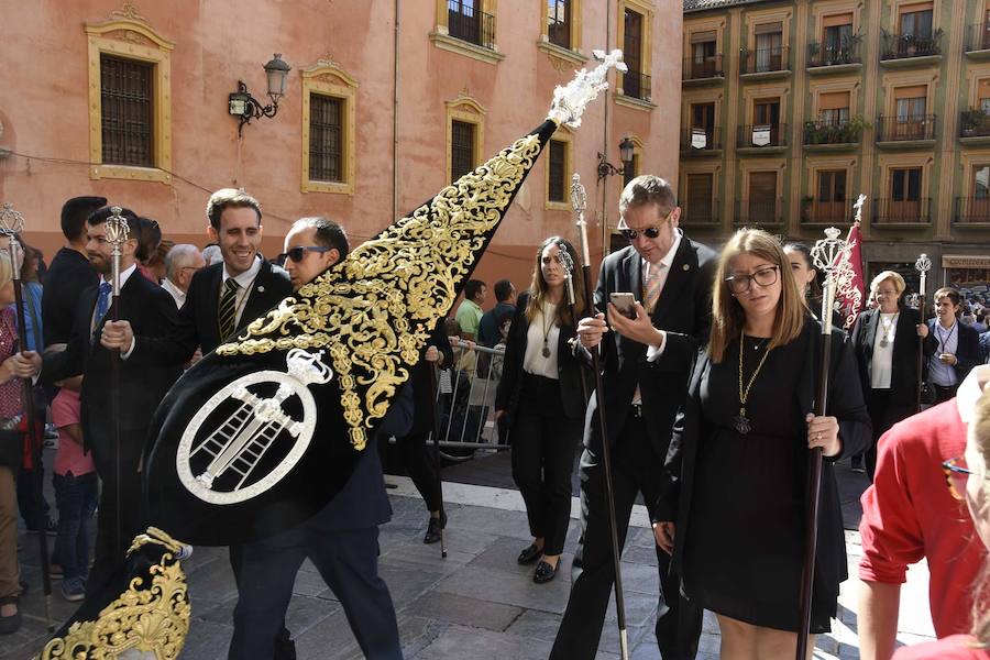 Faltaban escasos minutos para las tres de la tarde cuando la dolorosa que hace trescientos años tallara Risueño llegaba al altar donde será coronada canónicamente la mañana de este sábado 13 de octubre