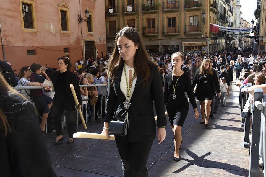 Faltaban escasos minutos para las tres de la tarde cuando la dolorosa que hace trescientos años tallara Risueño llegaba al altar donde será coronada canónicamente la mañana de este sábado 13 de octubre