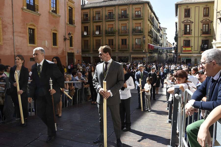 Faltaban escasos minutos para las tres de la tarde cuando la dolorosa que hace trescientos años tallara Risueño llegaba al altar donde será coronada canónicamente la mañana de este sábado 13 de octubre