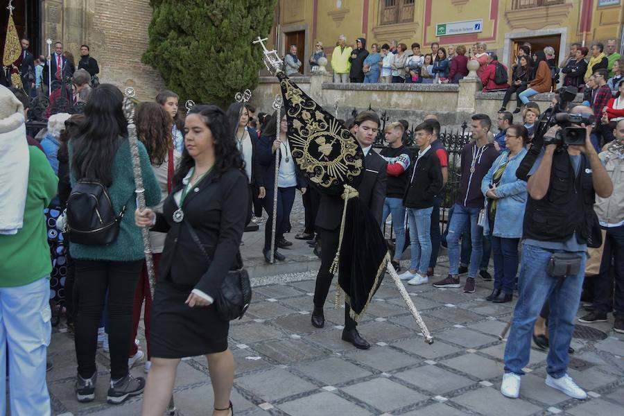 Faltaban escasos minutos para las tres de la tarde cuando la dolorosa que hace trescientos años tallara Risueño llegaba al altar donde será coronada canónicamente la mañana de este sábado 13 de octubre