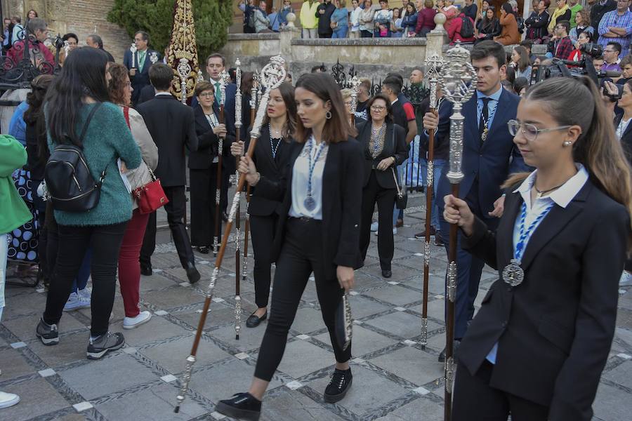 Faltaban escasos minutos para las tres de la tarde cuando la dolorosa que hace trescientos años tallara Risueño llegaba al altar donde será coronada canónicamente la mañana de este sábado 13 de octubre